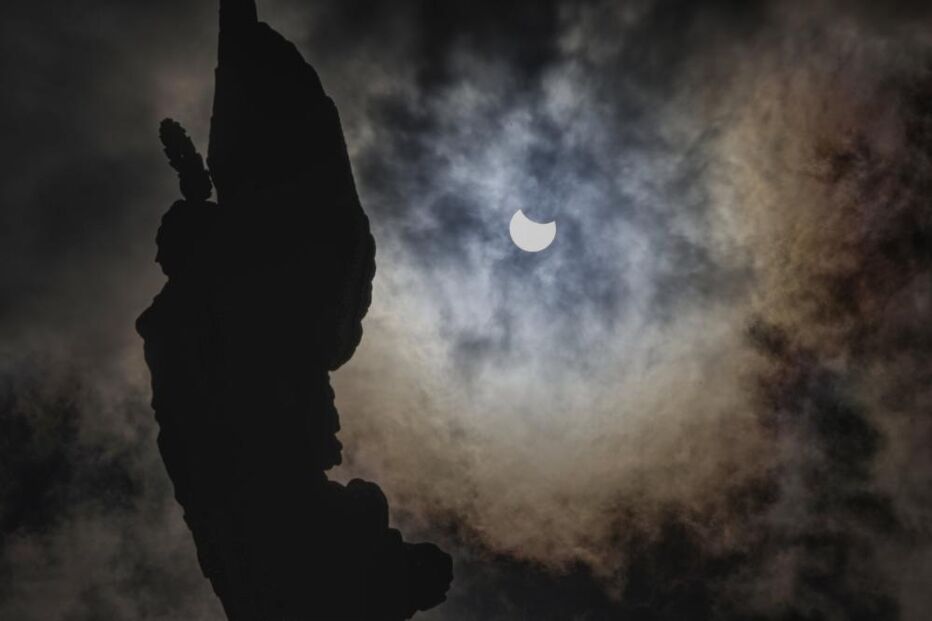 Eclipse solar parcial visto em Zaragoza, em Espanha