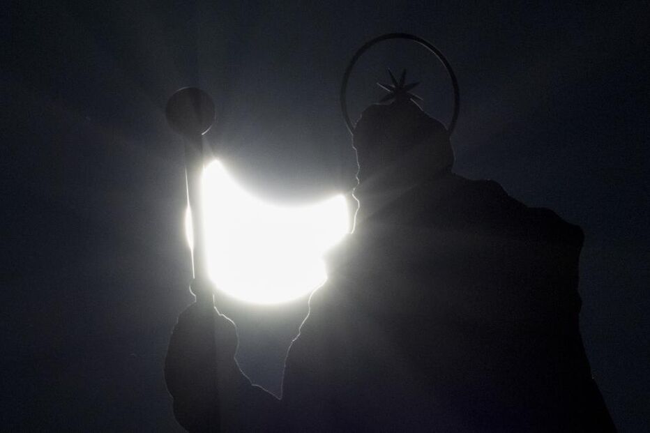 Eclipse solar parcial visto em Santiago de Compostela, em Espanha