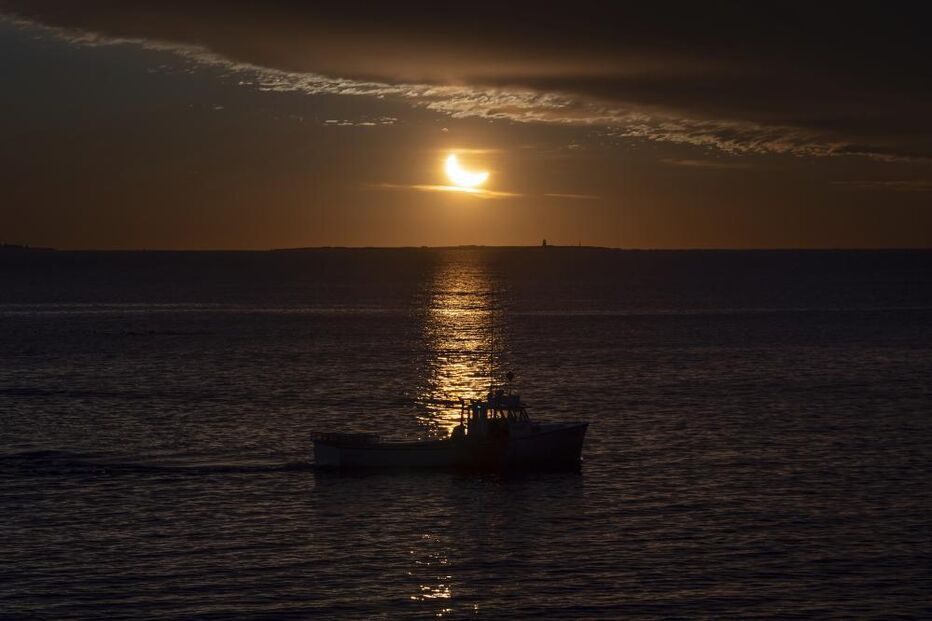 Eclipse solar parcial visto no Oceano Atlântico
