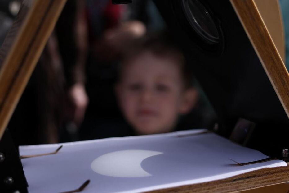 Entusiastas observam eclipse solar parcial no Observatório de Greenwich em Londres, no Reino Unido