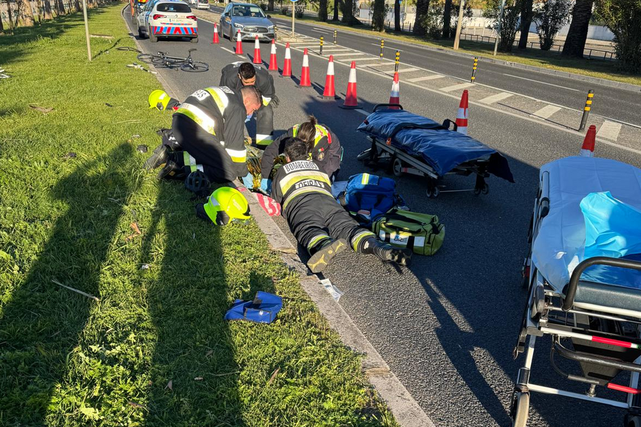 Três ciclistas atropelados na Avenida Marginal em Oeiras