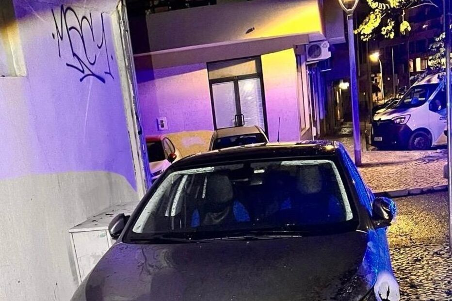 Pelo menos três carros e vários caixotes de lixo incendiados durante a noite em Setúbal