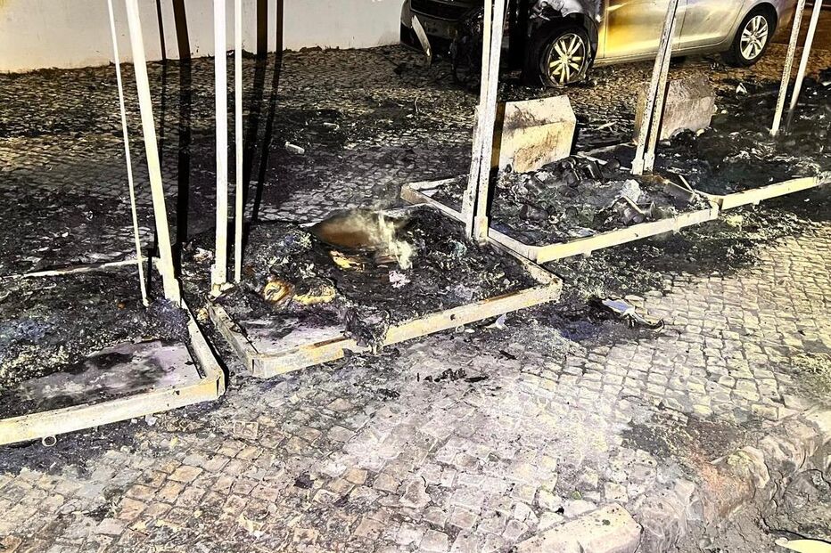 Pelo menos três carros e vários caixotes de lixo incendiados durante a noite em Setúbal