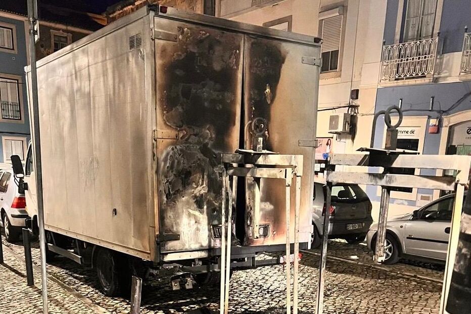 Pelo menos três carros e vários caixotes de lixo incendiados durante a noite em Setúbal
