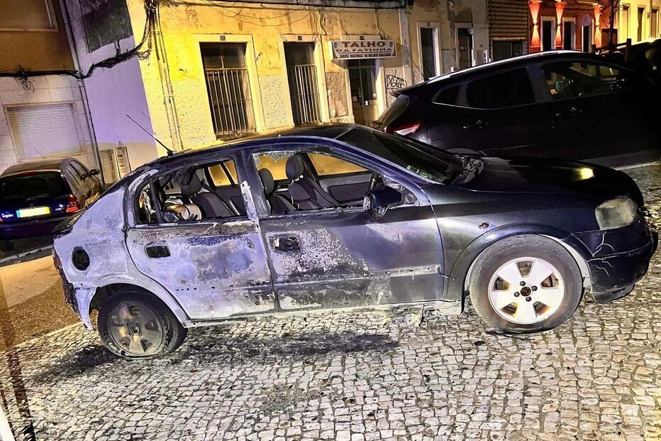 Pelo menos três carros e vários caixotes de lixo incendiados durante a noite em Setúbal