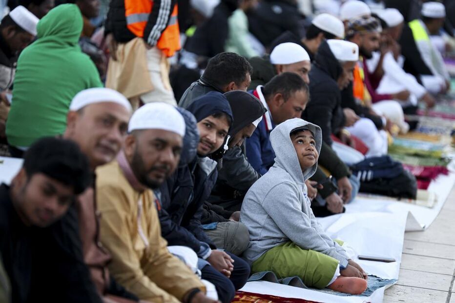 Cinco mil muçulmanos em oração ao nascer do dia celebram fim do Ramadão