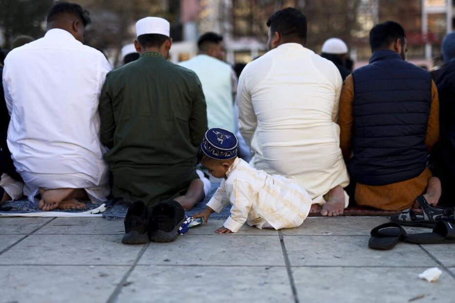 Cinco mil muçulmanos em oração ao nascer do dia celebram fim do Ramadão