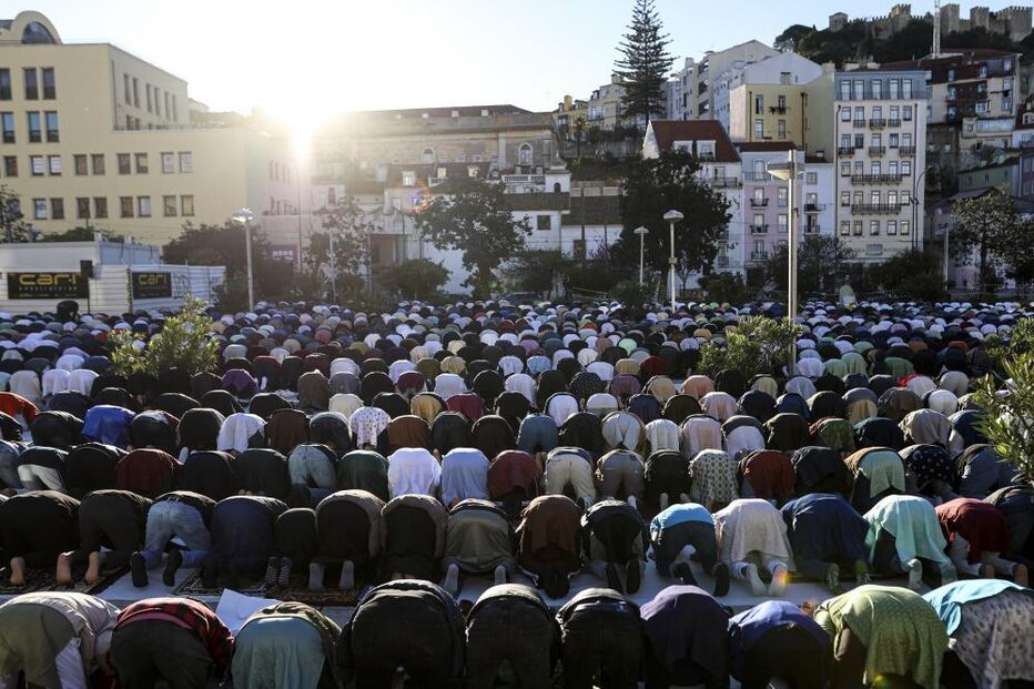 Cinco mil muçulmanos em oração ao nascer do dia celebram fim do Ramadão