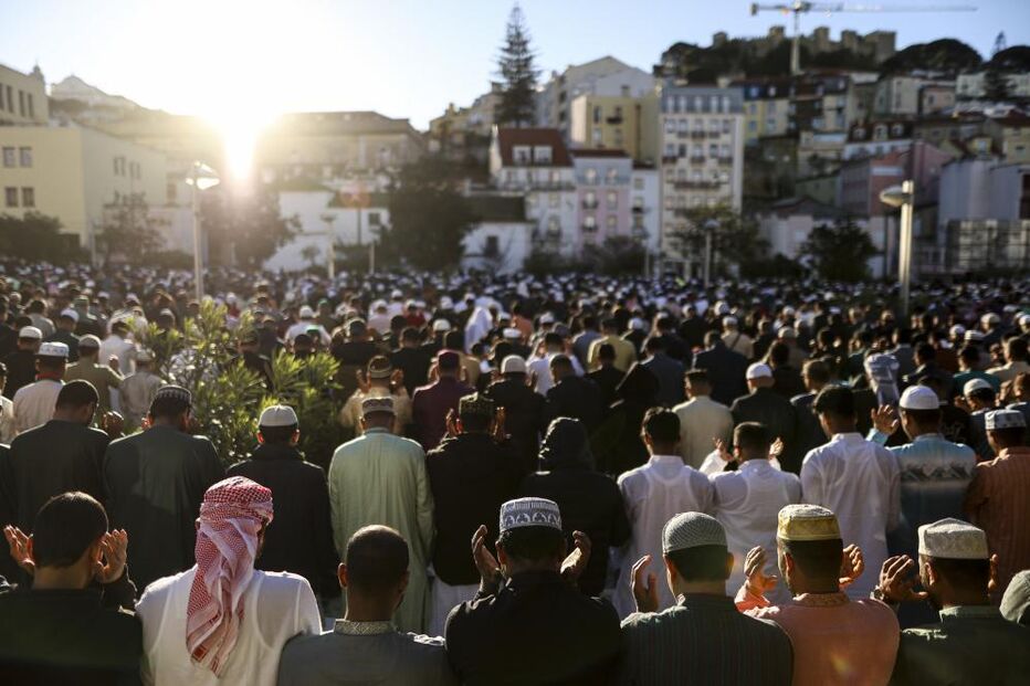 Cinco mil muçulmanos em oração ao nascer do dia celebram fim do Ramadão na Praça do Martim Moniz