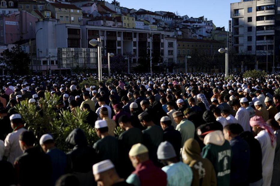 Cinco mil muçulmanos em oração ao nascer do dia celebram fim do Ramadão
