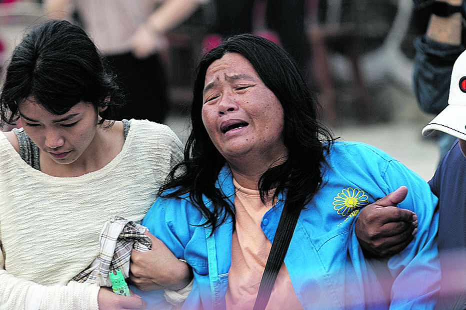 Sobrevivente recebe a notícia da morte do marido