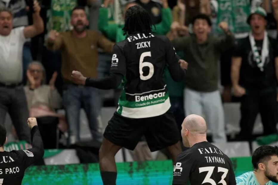 Jogadores do Sporting festejam no decorrer do dérbi