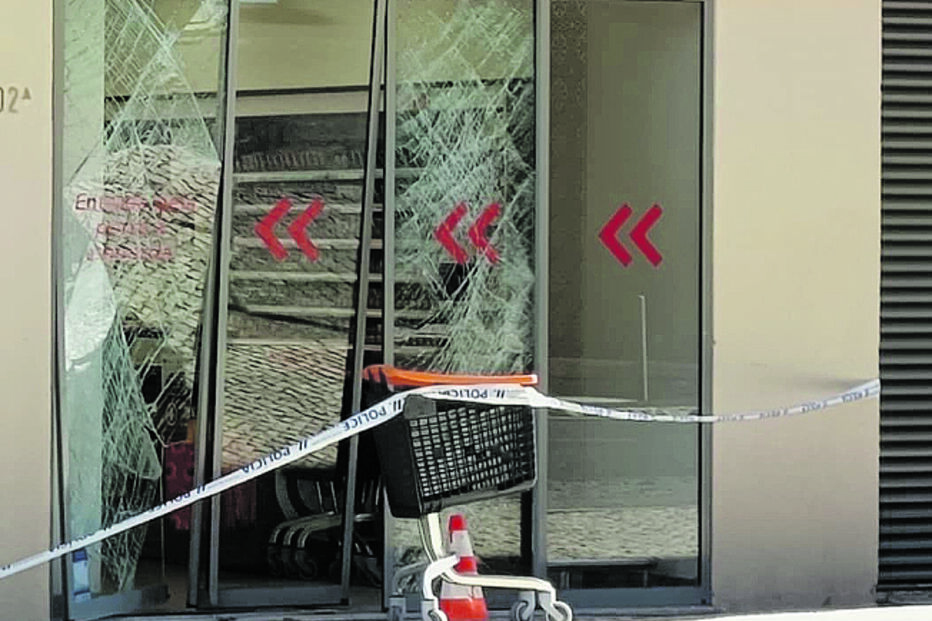 Porta do Continente Bom Dia de Benfica arrombada 
