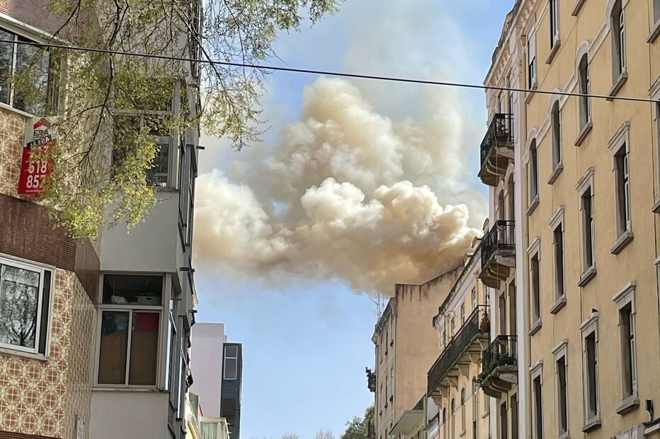 Incêndio deflagra em prédio em Alcântara