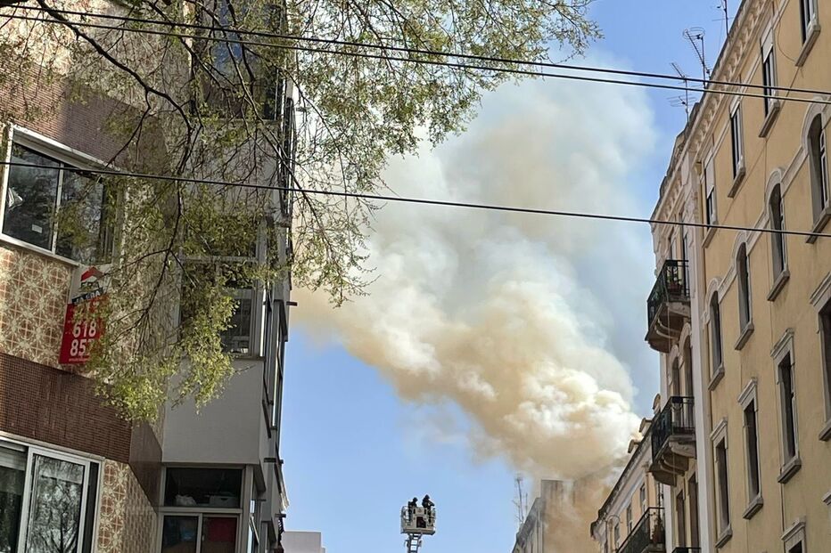 Incêndio deflagra em prédio em Alcântara