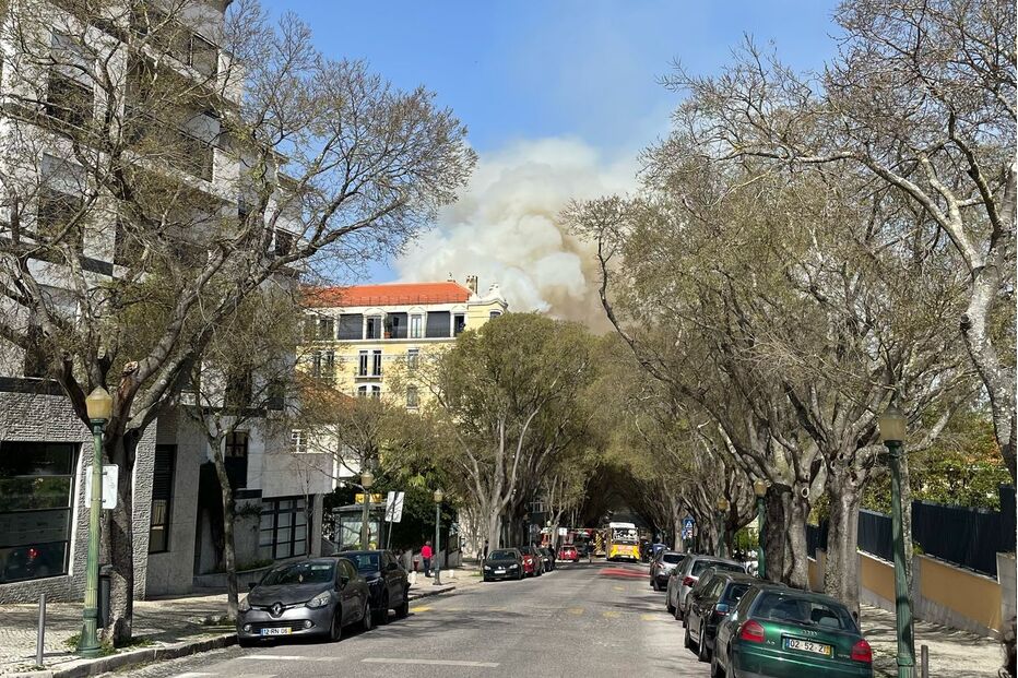 Incêndio deflagra em prédio em Alcântara