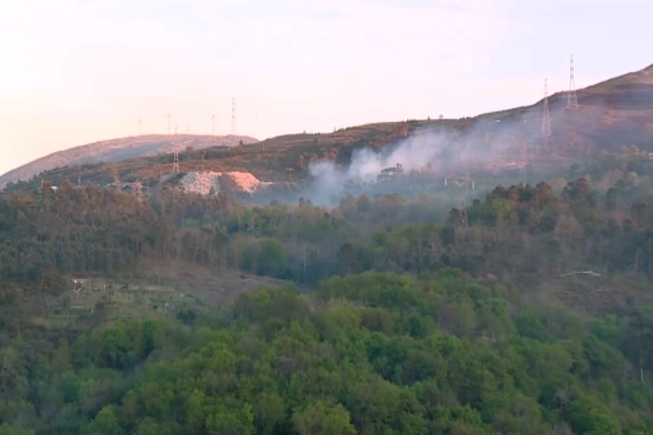 Incêndio deflagra em Salamonde em Vieira do Minho