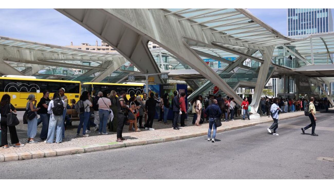 Filas na Estação do Oriente devido ao apagão que afeta Portugal de Norte a Sul