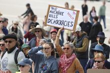 Americanos contra Trump manifestam-se em Lisboa com referências ao 25 de Abril 
