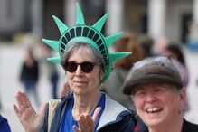 Americanos contra Trump manifestam-se em Lisboa com referências ao 25 de Abril 