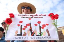 Americanos contra Trump manifestam-se em Lisboa com referências ao 25 de Abril 