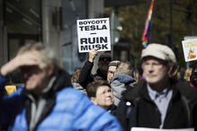 Centenas de pessoas protestam contra Musk 