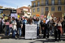 Manifestação contra a violação em frente à Assembleia da República 