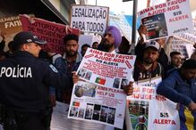 Mais de uma centena de imigrantes manifestam-se junto à AIMA 