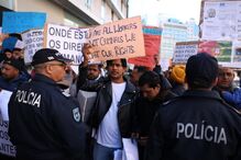 Mais de uma centena de imigrantes manifestam-se junto à AIMA 