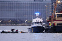 Autoridades investigam queda de helicóptero no rio Hudson em Nova Iorque