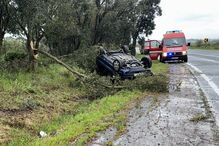 Despiste seguido de capotamento provoca dois feridos em Santiago do Cacém