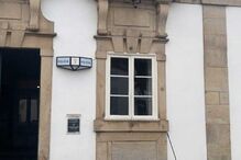 Homem ataca esquadra de Braga à pedrada e esfaqueia polícia que o tentou impedir