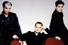 Nuno Guerreiro com os elementos da banda 'Ala dos Namorados', João Gil e Manuel Paulo