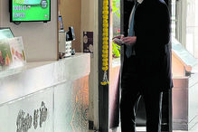 Pedro Nuno Santos 'apanhado' no metro e em restaurante indiano