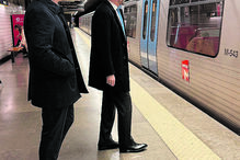 Pedro Nuno Santos 'apanhado' no metro e em restaurante indiano