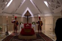 As primeiras fotografias do Papa Francisco morto