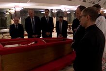 As primeiras fotografias do Papa Francisco morto