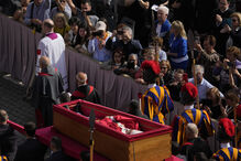 Papa Francisco passa na Praça de São Pedro a caminho da Basílica