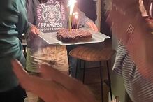 Carlota surpreende Bárbara com um bolo