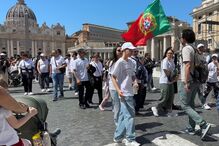 Fiéis na Praça de São Pedro, no Vaticano
