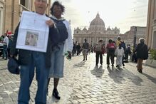 Homem com fotografia do Papa Francisco