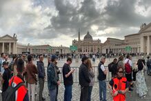 Fiéis na Praça de São Pedro, no Vaticano