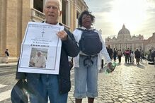 Homem com fotografia do Papa Francisco