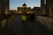 Praça de São Pedro, no Vaticano, durante a noite