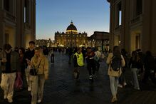 Praça de São Pedro, no Vaticano, durante a noite