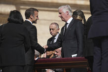 Emmanuel Macron chega ao funeral do Papa Francisco