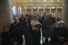 Fiéis prestam homenagem ao túmulo do Papa Francisco na Basílica de Santa Maria Maior