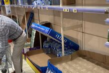 Prateleiras vazias em supermercado após apagão