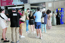 Turistas tentam retirar dinheiro de um multibanco na estação de comboios do Cais do Sodré, em Lisboa