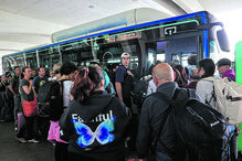 Foram muitos que esperaram em filas a perder de vista por transportes públicos no Aeroporto Sá Carneiro